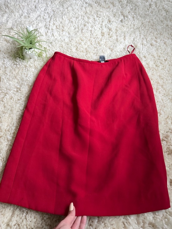 Classic pencil shape from Zara. Rich red tone with clean seaming. Smooth fabric - Picture 3 of 11